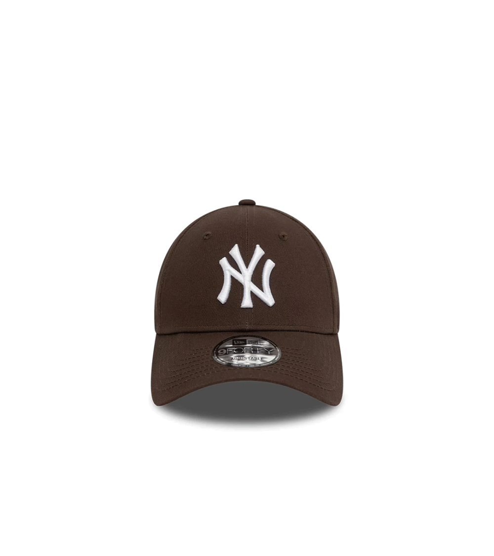 CAPPELLO NEW ERA 9FORTY NY YANKEES LEAGUE ESSENTIAL MARRONE UNISEX