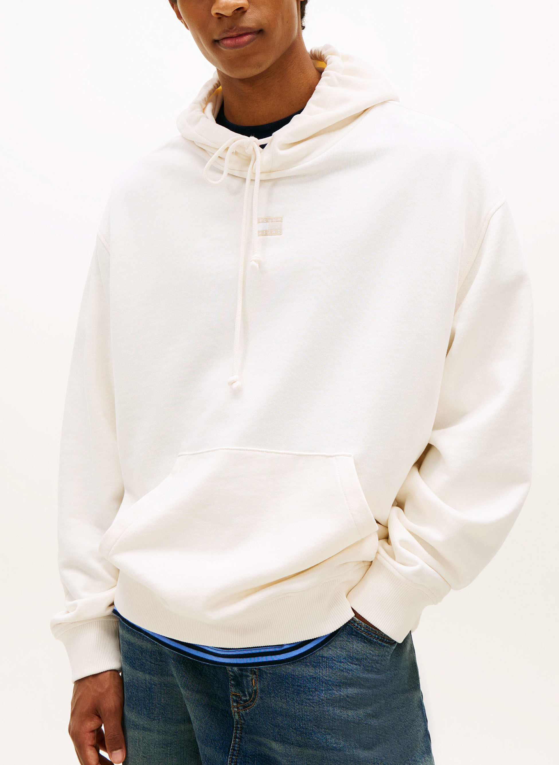 FELPA CON CAPPUCCIO E DISTINTIVO HOODIE